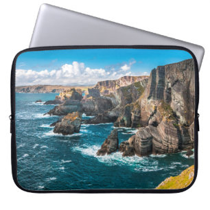 Dramatische Landschaft auf Mizen Head an der Atlan Laptopschutzhülle