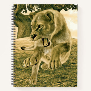 Dramatische Löwinnen-Safari-Wildnis-Kunst Notizblock