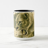 Dramatische Löwinnen-Safari-Wildnis-Kunst Tasse (Zentrum)