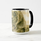 Dramatische Löwinnen-Safari-Wildnis-Kunst Tasse (VorderseiteRechts)