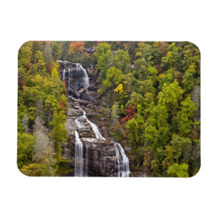 Dramatische Weißwasserfälle im Herbst in der Magnet