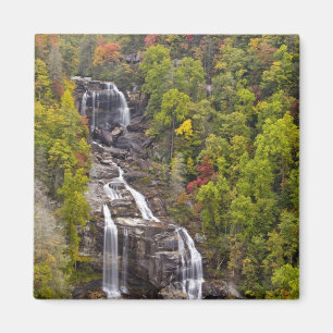 Dramatische Weißwasserfälle im Herbst in der Magnet