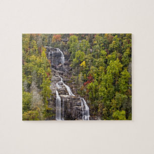 Dramatische Weißwasserfälle im Herbst in der Puzzle