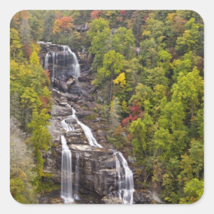 Dramatische Weißwasserfälle im Herbst in der Quadratischer Aufkleber