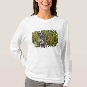 Dramatische Weißwasserfälle im Herbst in der T-Shirt