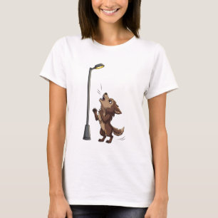 Dramatischer brauner Wolf heult an einer leuchtend T-Shirt