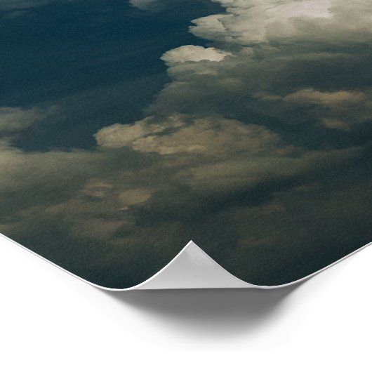 Dramatischer dunkler blauer Himmel mit flauschigen Poster (Ecke)