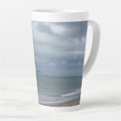 Dramatischer Himmel über der großen Latte-Tasse Milchtasse (Rechte Ecke)