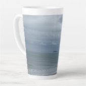 Dramatischer Himmel über der großen Latte-Tasse Milchtasse (Linke Ecke)