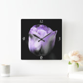 Dramatischer Lavendel Lila N Silver Tulip auf schw Quadratische Wanduhr (Zuhause)