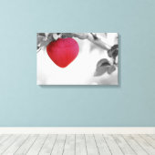 Dramatischer Red Heart Shape Apple Leinwanddruck (Insitu (Holzboden))