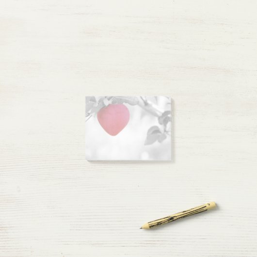 Dramatischer Red Heart Shape Apple Post-it Klebezettel (Auf Schreibtisch)
