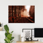 Dramatischer roter Nebel im Winter verschneiten Wa Poster (Heimbüro)