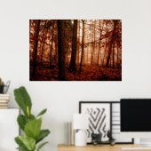 Dramatischer roter Nebel im Winter verschneiten Wa Poster (Heimbüro)