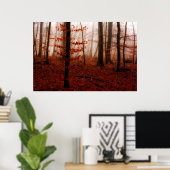Dramatischer roter Nebel im Winter verschneiten Wa Poster (Heimbüro)