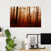 Dramatischer roter Nebel im Winter verschneiten Wa Poster (Heimbüro)