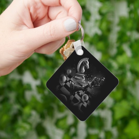 Dramatischer Schachkampf - Ritter gegen Pferd Schlüsselanhänger (Hand)