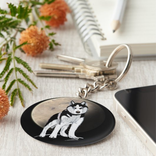 Dramatischer Schwarz-Weiß-Husky gegen Vollmond Schlüsselanhänger (Seite)