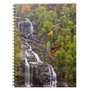 Dramatischer Whitewater-Wasserfall im Herbst in de Notizblock