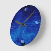 Dramatisches Abstraktes Muster Electric Blue Runde Wanduhr (Winkel)