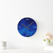 Dramatisches Abstraktes Muster Electric Blue Runde Wanduhr (Zuhause)