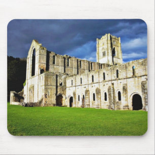 Dramatisches Bild von Fountains Abbey direkt vor S Mousepad