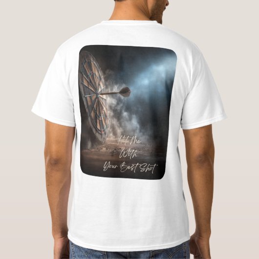 Dramatisches Dartdesign Hit Me With Your Shot T-Shirt (Rückseite)