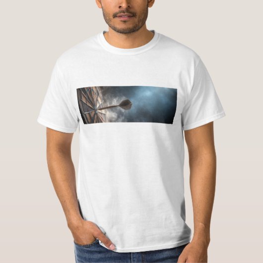 Dramatisches Dartdesign Hit Me With Your Shot T-Shirt (Vorderseite)