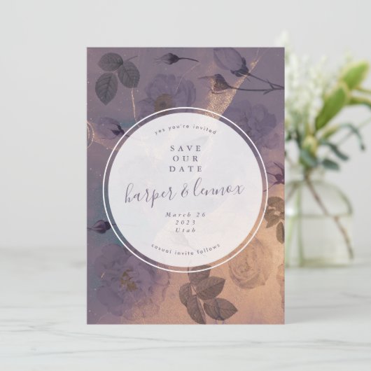 Dramatisches Lila Foto Save The Date (Stehend Vorderseite)