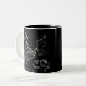 Dramatisches Schach-Monochrom Zweifarbige Tasse (Vorderseite Links)