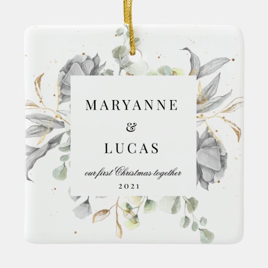 Dramatisches Silver Floral Monogram First Christma Keramikornament (Vorderseite)