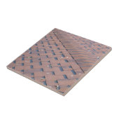 Draufsicht der braunen Dachschindeln mit einigen Fliese (Seite)