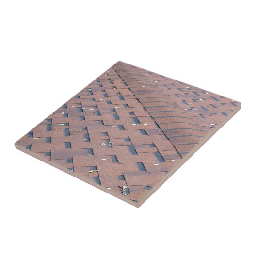 Draufsicht der braunen Dachschindeln mit einigen Fliese (Seite)