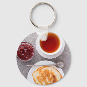 Draufsicht einer Platte der heißen Pfannkuchen mi Schlüsselanhänger