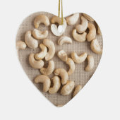 Draufsicht über rohe Acajounüsse zerstreute auf Keramikornament (Rechts)