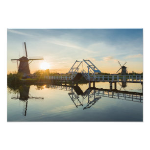 Drawbridge und Windmühlen am Sonnenuntergang in Fotodruck