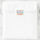 "Dream Big, Work Bigger": Quadratischer Aufkleber (Tasche)