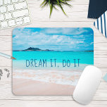 Dream It Do it Hawaii Tropical Sandy Beach Foto Mousepad<br><div class="desc">"Träume es, mach es." Erinnere dich an den frischen Salzgeruch der Meeresluft, wenn du dieses atemberaubende, lebendige Fotomousepad benutzt. Entdecken Sie die Einsamkeit eines leeren hawaiianischen Strandes. Ein tolles Geschenk für jemanden, der etwas Besonderes ist! Sie können dieses Mousepad leicht personalisieren. Bitte schicken Sie mir eine Nachricht mit Fragen oder...</div>