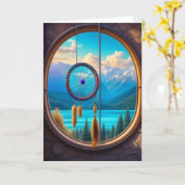 Dreamcatcher im Fenster mit Blick auf die Berge Karte (Gelbe Blume)