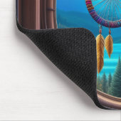 Dreamcatcher im Fenster mit Blick auf die Berge Mousepad (Ecke)