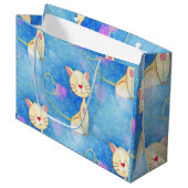 Dreaming Cat Große Geschenktüte (Vorderseite Schrägansicht)