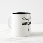 Dreams Big Work Hard Zweifarbige Tasse (Vorderseite Links)