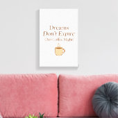 Dreams Don’t Expire, But Coffee Might – Motivation Leinwanddruck (Insitu (Wohnzimmer))