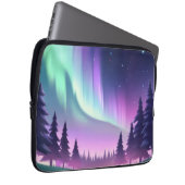 Dreamy Aurora Night: Lila Wald und grünes Licht Laptopschutzhülle (Vorne Rechts)