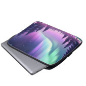Dreamy Aurora Night: Lila Wald und grünes Licht Laptopschutzhülle (Vorne Knopf)