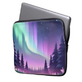 Dreamy Aurora Night: Lila Wald und grünes Licht Laptopschutzhülle (Vorderseite Links)