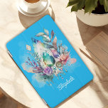 Dreamy Boho Crystals Dreamcatcher Aqua iPad Mini Hülle<br><div class="desc">Dieses traumhafte boho iPad Cover besticht durch einen großen, tränenförmigen Kristall mit einer schönen Mischung aus Aquamarine und Türkis. Delikates Blattwerk, hängende Kristalle und ein Traumfänger auf Aqua-Hintergrund sichern Ihr iPad mit einer Touch von Magie. Dieses bezaubernde Cover, personalisiert mit Ihrem Namen, lasse Ihnen, eine Touch der Natur zu tragen,...</div>