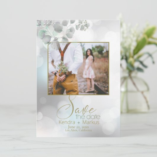 Dreamy Bokeh und Eucalyptus Foliage Save the Date Einladung (Stehend Vorderseite)