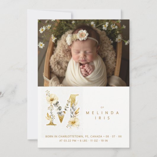 Dreamy Floral M Initial Gold Glitter Newborn Ankündigung (Vorderseite)