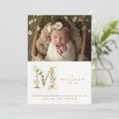 Dreamy Floral M Initial Gold Glitter Newborn Ankündigung (Stehend Vorderseite)